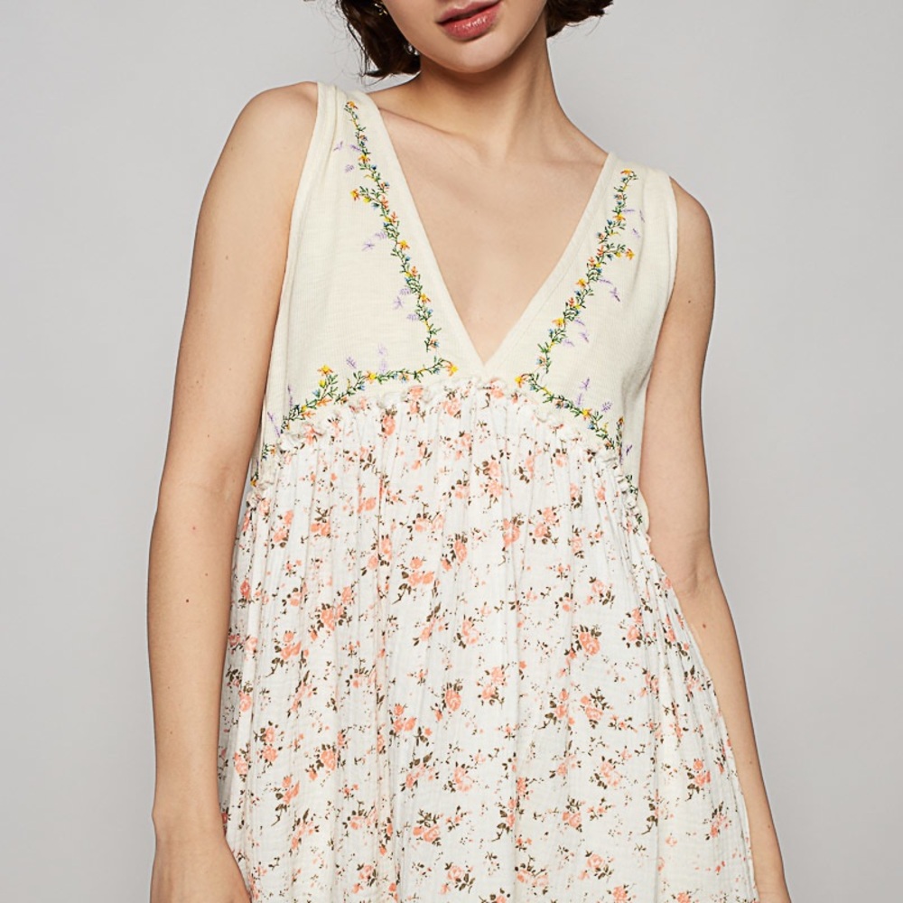 #038 POL Floral Embroidered V-Neck Top - Picture 5 of 6